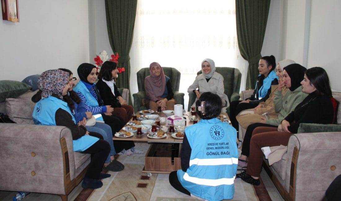 Erzincan Öğrenci Yurt Müdürlüğü’nün “Yalnız Değilsiniz” projesi kapsamında öğrenciler, yaşlı