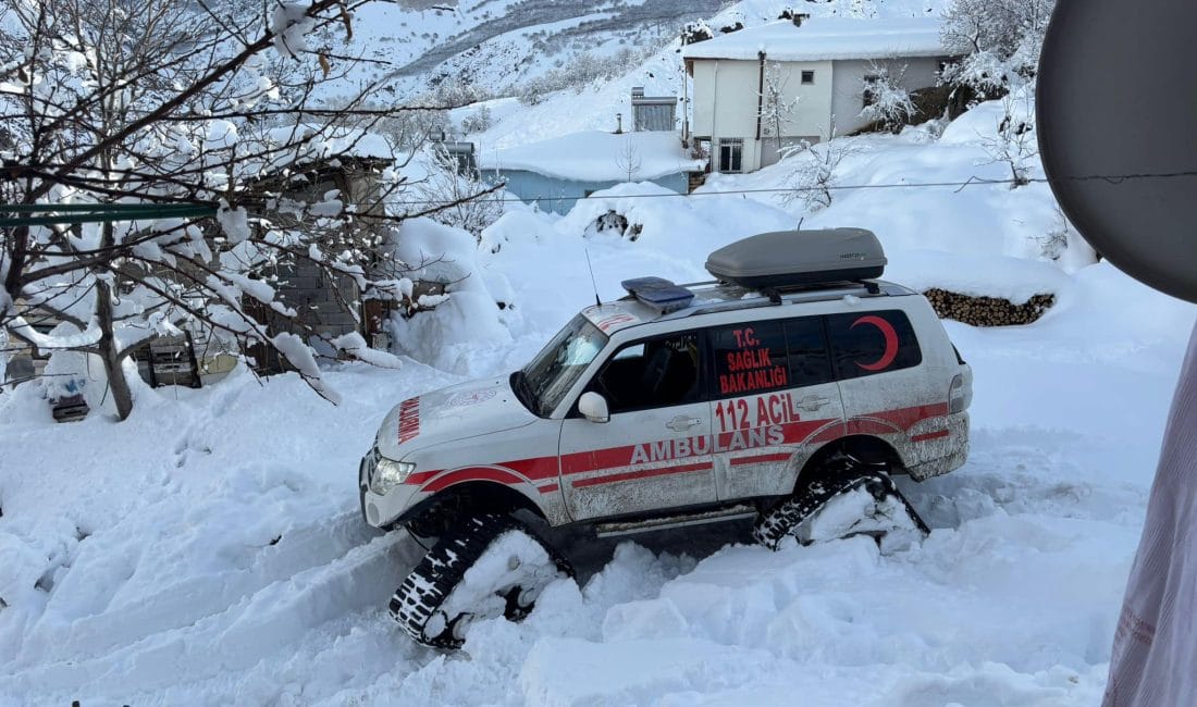 Köydeki hasta, paletli ambulans yardımı ile hastaneye ulaştırıldı.