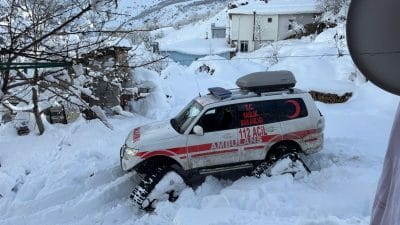 Köydeki hasta, paletli ambulans yardımı ile hastaneye ulaştırıldı.