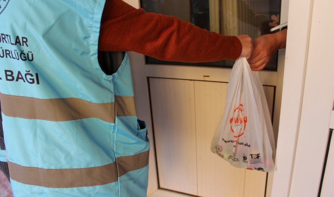 “Komşum Projesi” kapsamında ihtiyaç sahibi ve yaşlı ailelere yemek dağıtımı