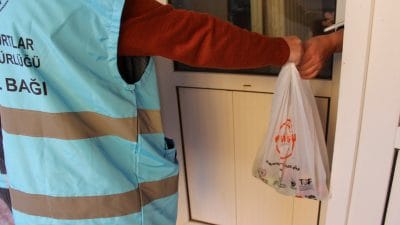 “Komşum Projesi” kapsamında ihtiyaç sahibi ve yaşlı ailelere yemek dağıtımı