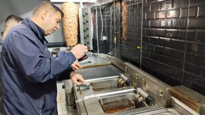 Erzincan Belediyesi Zabıta Müdürlüğü ekipleri şehir merkezinde faaliyet gösteren restoran