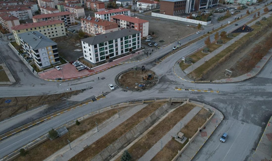 Erzincan Belediyesi Geçit Yerleşkesi kavşağında başlattığı yenileme çalışmasını tamamlamak üzere