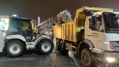 Erzincan Belediyesi ekipleri karla mücadele çalışmalarını aralıksız sürdürüyor. 