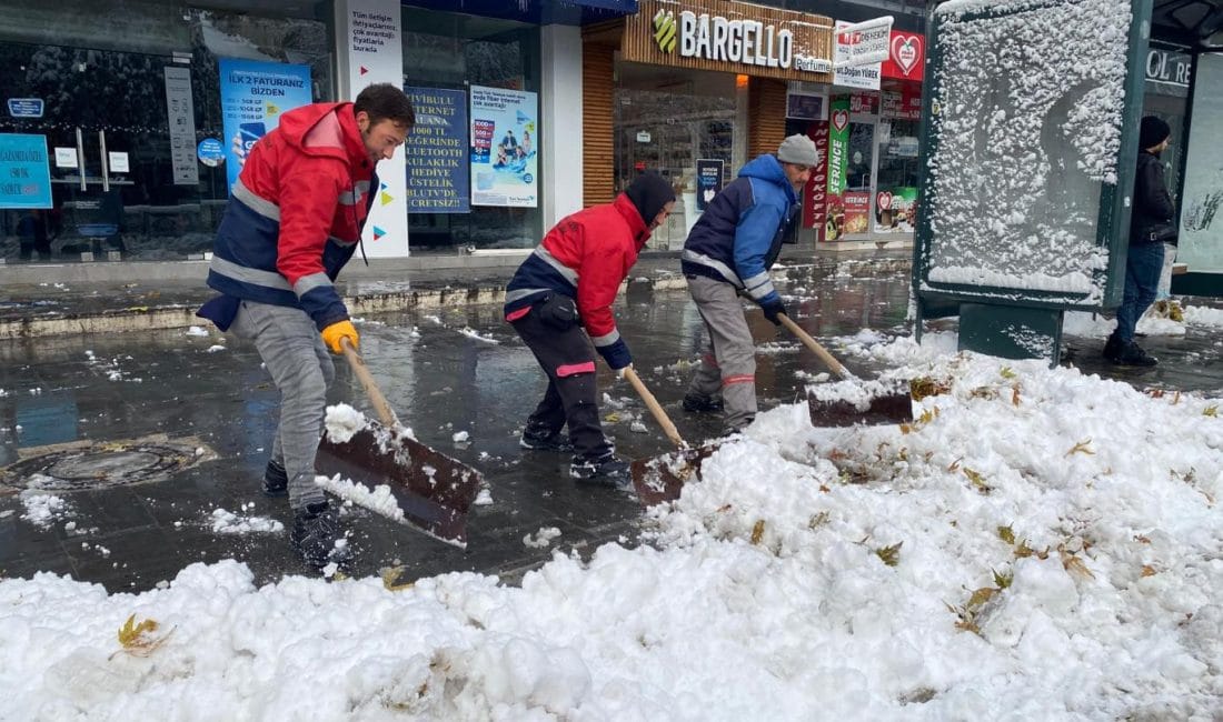Erzincan Belediyesi Karla Mücadele Çalışmalarını Aralıksız Sürdürüyor. 