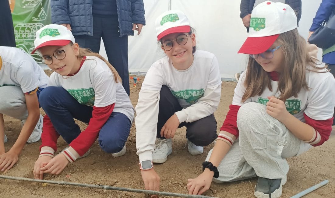 Minik öğrenciler yazlık sebze üretiminin sona ermesinin ardından kışlık sebze