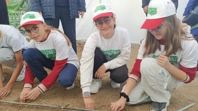 Minik öğrenciler yazlık sebze üretiminin sona ermesinin ardından kışlık sebze