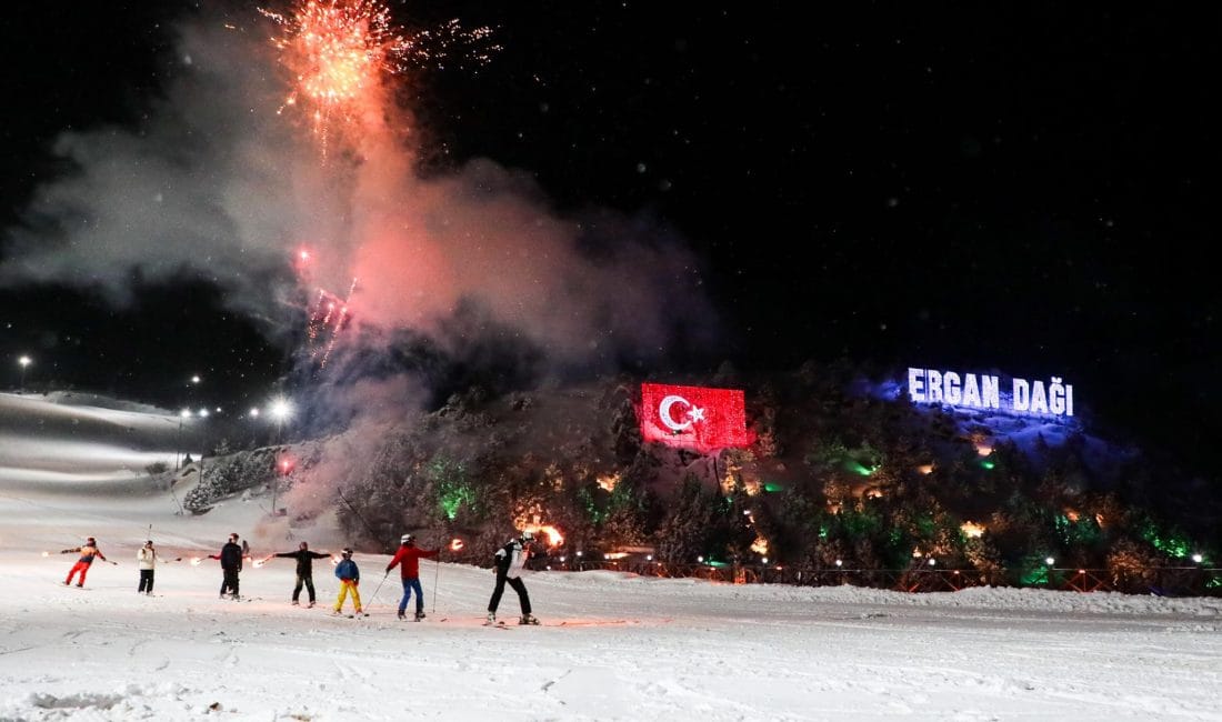 Kayak merkezleri arasında en fazla kar kalınlığı, 113 santimetreyle Palandöken'de