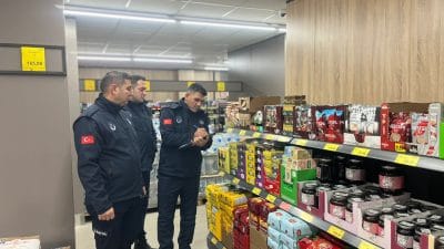 Zabıta Ekiplerinden Market Denetimi Erzincan Belediyesi Zabıta Müdürlüğü ekipleri düzenli olarak gerçekleştirdiği denetimlerine devam