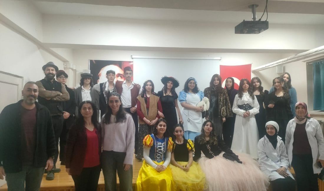 Erzincan Anadolu Lisesinde, Dünya Roman Kahramanları Günü dolayısıyla düzenlenen "Roman
