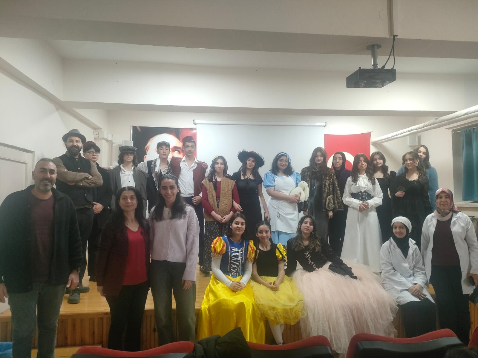 Erzincan Anadolu Lisesinde, Dünya Roman Kahramanları Günü dolayısıyla düzenlenen "Roman