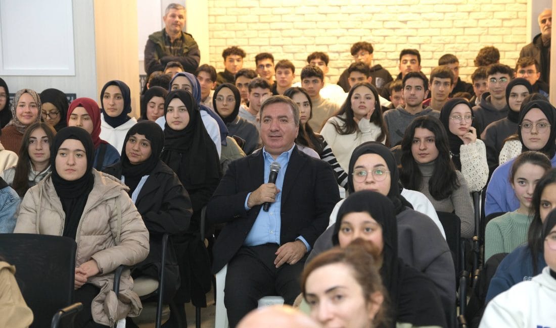Diyanet Gençlik Merkezi’nde düzenlenen gençlik buluşmaları programında lise öğrencileriyle bir