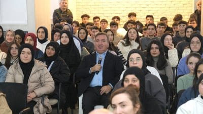 Diyanet Gençlik Merkezi’nde düzenlenen gençlik buluşmaları programında lise öğrencileriyle bir