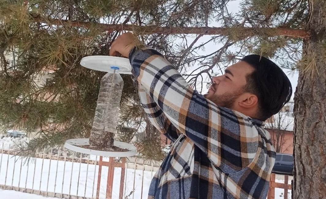 Refahiye SYDV Yurdu öğrencileri, soğuk kış günlerinde kuşlar için yemlikler
