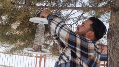 Refahiye SYDV Yurdu öğrencileri, soğuk kış günlerinde kuşlar için yemlikler