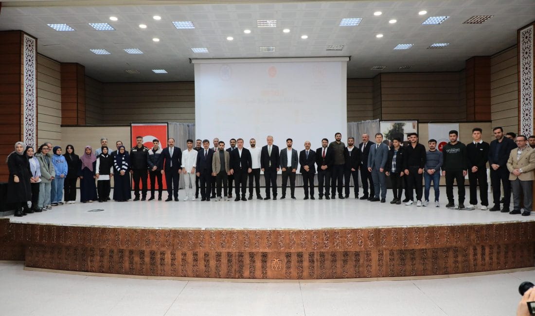Erzincan’da "Umre Ödüllü Gençlik Bilgi Yarışması Ödül Töreni" düzenlendi