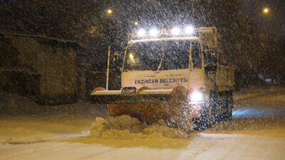 Şehri etkisi altına alan kar yağışı nedeniyle belediye ekipleri sahada