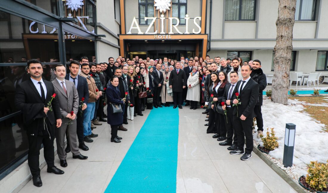 Erzincan Valisi Hamza Aydoğdu, Mesleğe Yeni Başlayan Öğretmenleri Güllerle Karşıladı Erzincan Valisi Hamza Aydoğdu, Mesleğe Yeni Başlayan Öğretmenleri Güllerle Karşıladı