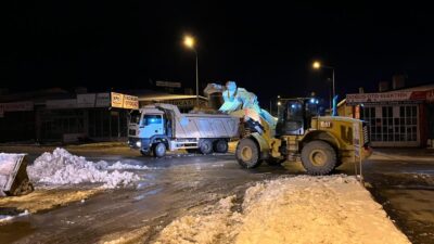 Belediye ekipleri karla mücadele çalışmalarını aralıksız sürdürüyor. 