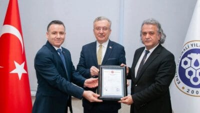 Rektör Levent Meydan24 Alışveriş ve Yaşam Merkezi’nin Tapusunu Teslim Aldı