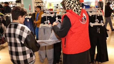 Erzincan’da gönüllü gençler, Ramazan Bayramı öncesinde 350 çocuğa bayramlık kıyafet