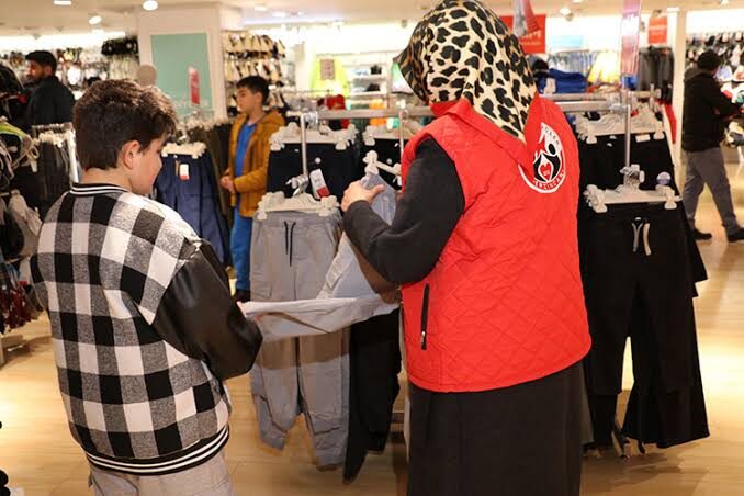 Erzincan’da Gönüllü Gençlerden Bayramlık Hediyesi Erzincan’da gönüllü gençler, Ramazan Bayramı öncesinde 350 çocuğa bayramlık kıyafet