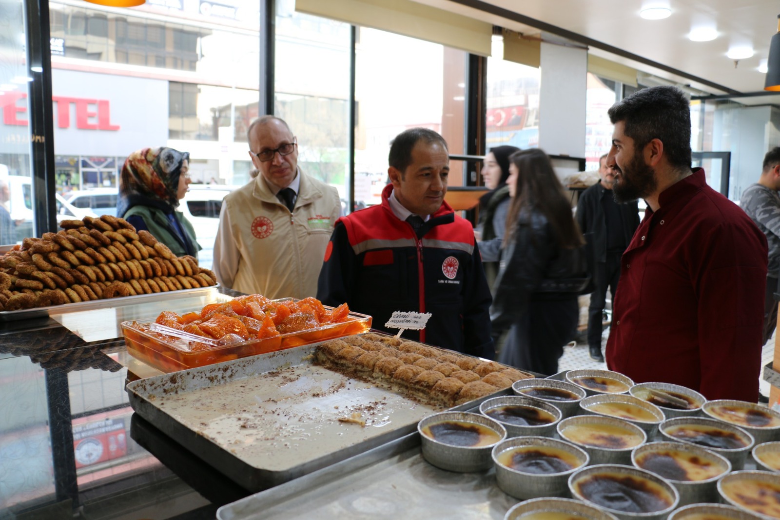 Ramazan Bayramına birkaç günlük zaman kaldı. Çarşı pazarda büyük bir