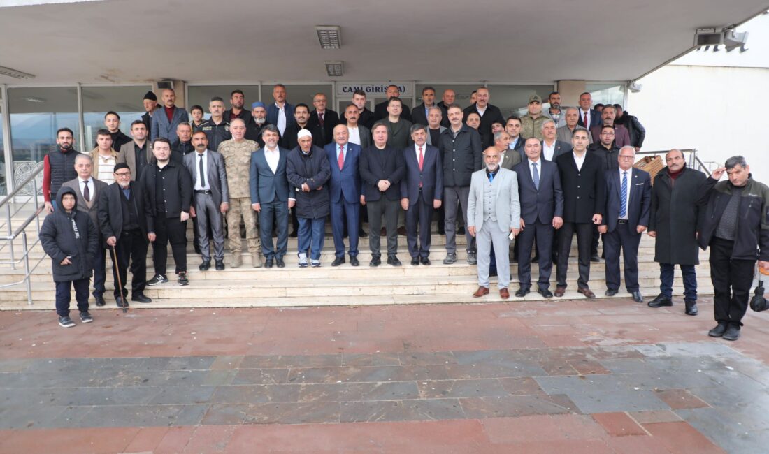 Ramazan Bayramı dolayısıyla 0Erzincan'da vatandaşlar bayram namazı için camilere akın