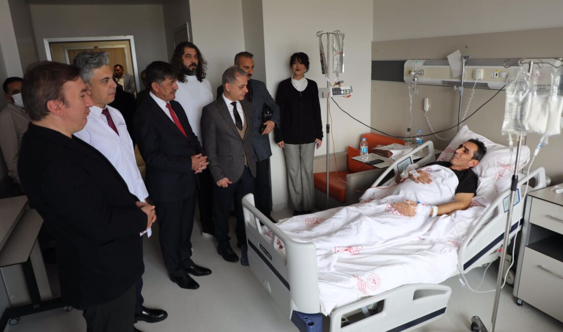 Erzincan Valisi Hamza Aydoğdu, Belediye Başkanı Bekir Aksun ve protokol