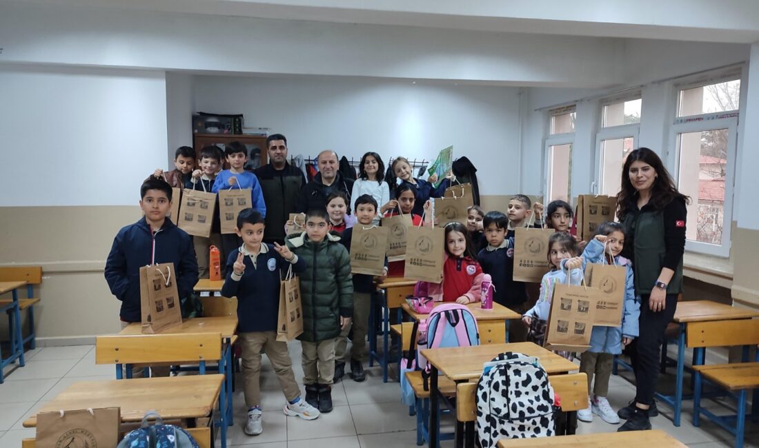 Erzincan Orman İşletme Müdürlüğü ekipleri, yeşil vatanın korunması amacıyla okullara
