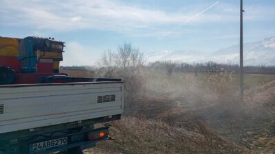 Erzincan Belediyesi mücavir alanları içerisinde larva ilaçlaması yapıyor.