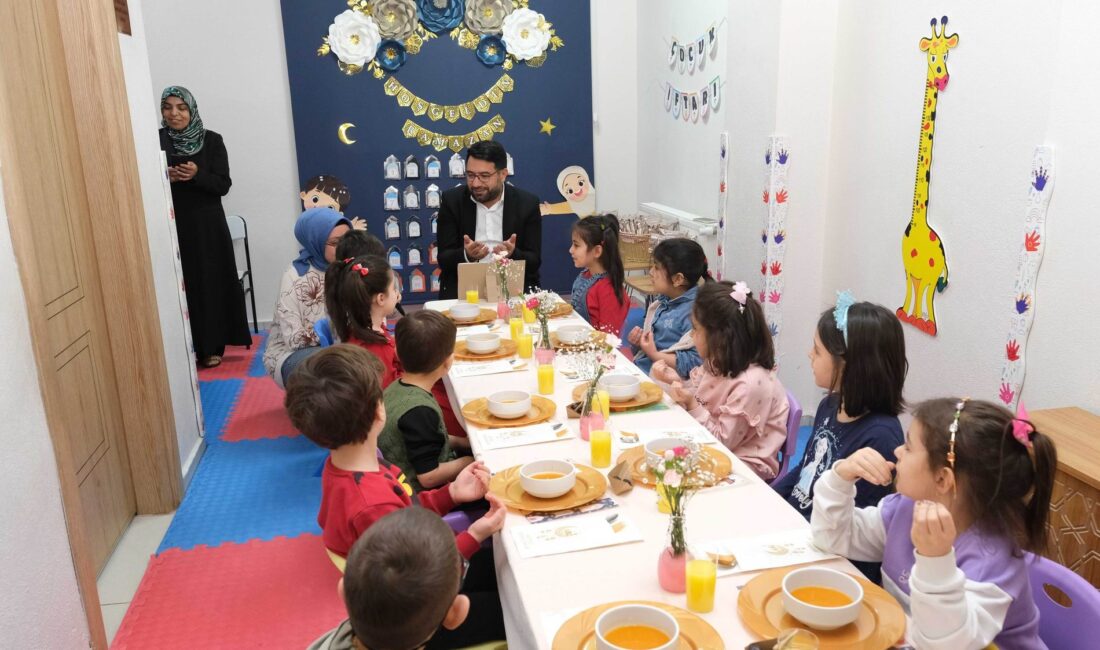 Programın sonunda, geleneksel diş kirası dağıtılarak minik kalplere bayram sevinci