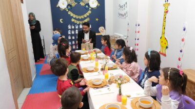 Programın sonunda, geleneksel diş kirası dağıtılarak minik kalplere bayram sevinci