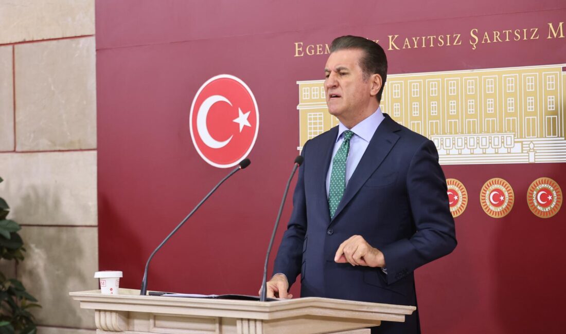 CHP Erzincan Milletvekili Mustafa Sarıgül, Şişli CHP İlçe Başkanlığında bir