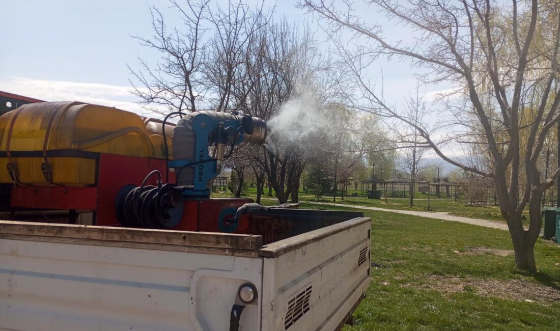 Erzincan Belediyesi mücavir alanları içerisinde larva ilaçlaması çalışmaları devam ediyor.