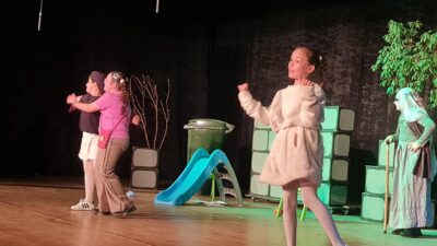 Minik tiyatrocuların büyük performansı, sanatın yaşa bakmadığını bir kez daha