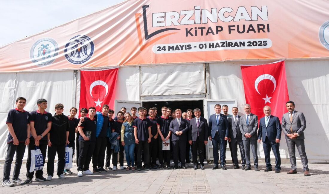 Erzincan Belediye Başkanlığı önünde kurulan kitap fuarını ziyaret ettiler.