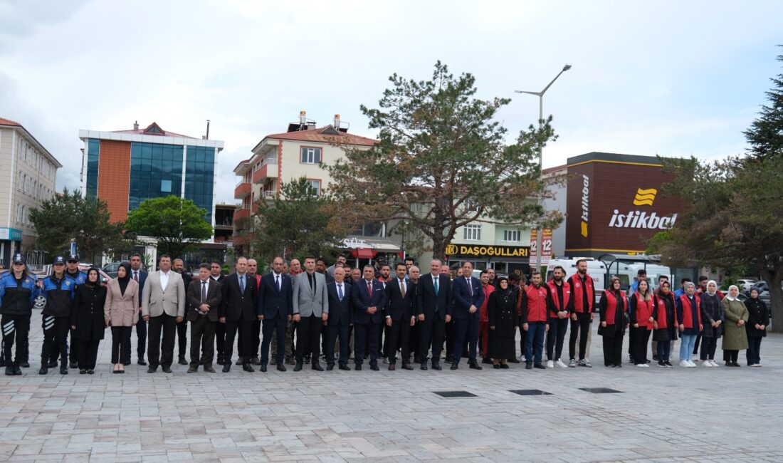 Gençlik Haftası Kutlamaları Başladı Erzincan'da Gençlik Haftası, Atatürk Anıtı'na gençlerin katılımıyla çelenk sunma töreniyle