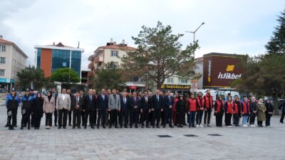 Erzincan'da Gençlik Haftası, Atatürk Anıtı'na gençlerin katılımıyla çelenk sunma töreniyle
