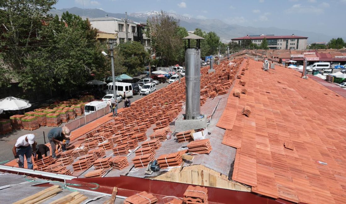 Erzincan Belediyesi tarafından yürütülen çatı yenileme çalışmaları büyük ölçüde tamamlandı.