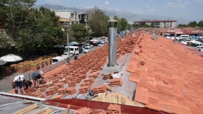 Erzincan Belediyesi tarafından yürütülen çatı yenileme çalışmaları büyük ölçüde tamamlandı.