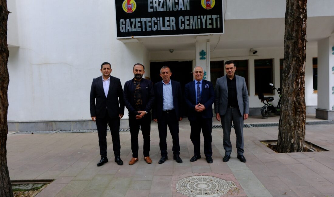 Erzincan Gazeteciler Cemiyeti Başkanlığına seçilen Zeki Demirbaş ve yeni yönetimine