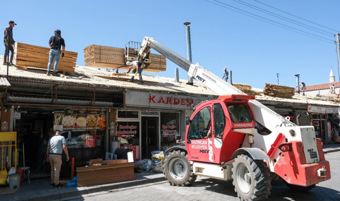 Erzincan Belediyesi tarafından başlatılan çatıların yeniden yapım çalışmaları hız kesmeden