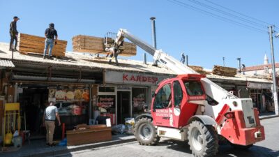 Erzincan Belediyesi tarafından başlatılan çatıların yeniden yapım çalışmaları hız kesmeden