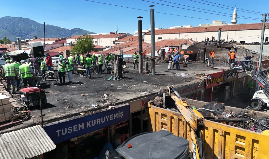 Erzincan Belediye Başkanı Bekir Aksun, Buğday Meydanı’nda yapılan çalışmaları inceleyerek
