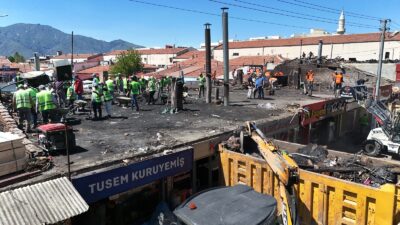 Erzincan Belediye Başkanı Bekir Aksun, Buğday Meydanı’nda yapılan çalışmaları inceleyerek