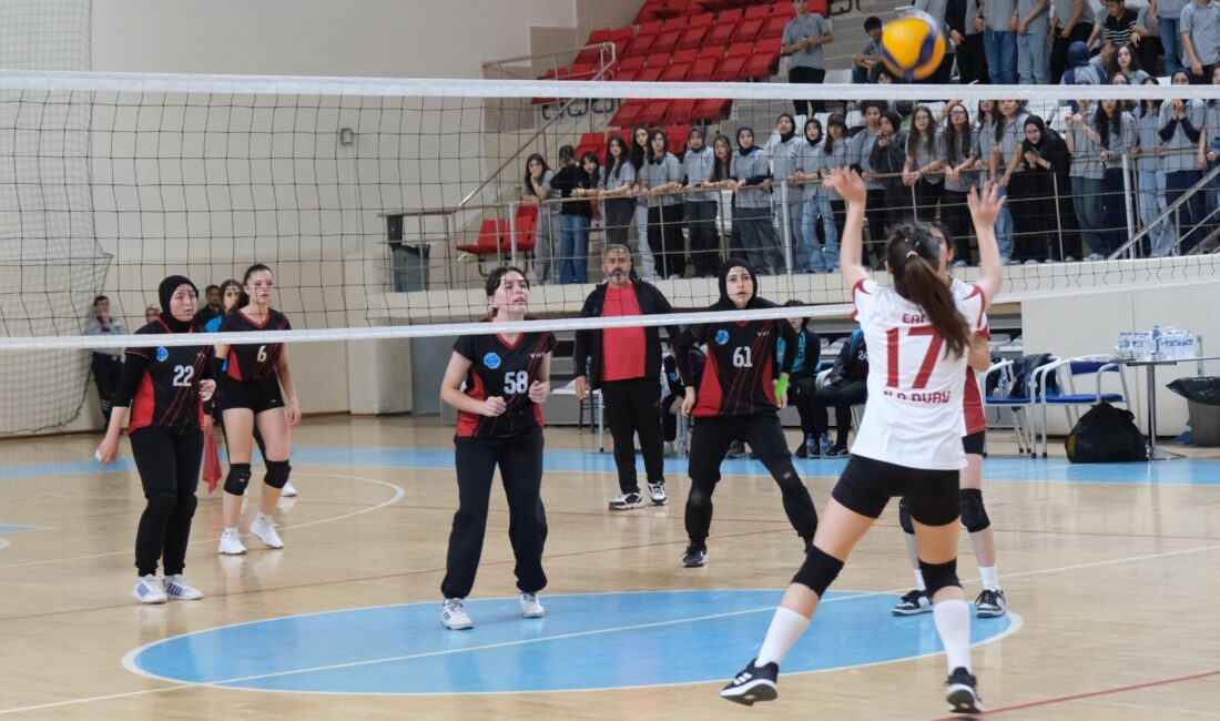 Erzincan'da okul sporları heyecanı, voleybol branşında gençlerin kıyasıya mücadelesiyle devam