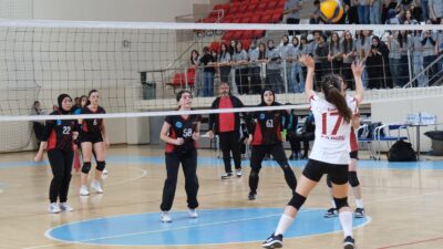 Erzincan'da okul sporları heyecanı, voleybol branşında gençlerin kıyasıya mücadelesiyle devam