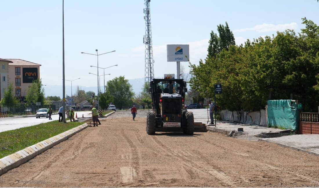 Erzincan Belediyesi yol bakım onarım çalışmalarına devam ediyor. 