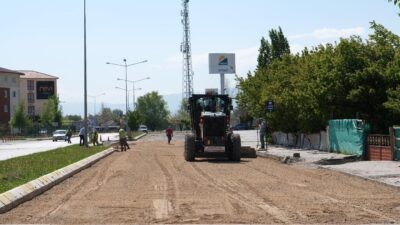 Erzincan Belediyesi yol bakım onarım çalışmalarına devam ediyor. 